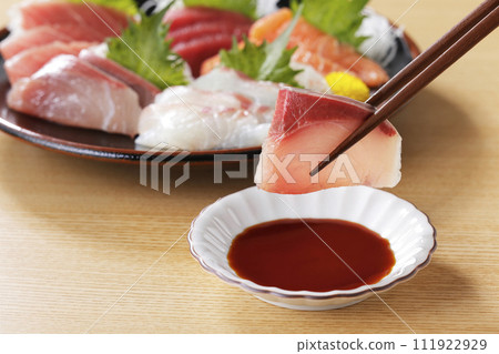 用筷子夾起看起來美味的生魚片 111922929