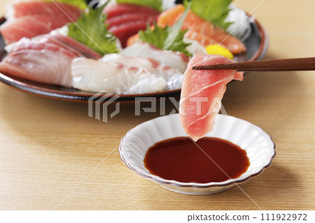 Pick up the delicious-looking tuna sashimi with chopsticks 111922972