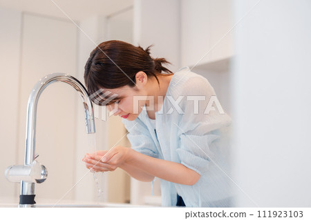 在家洗臉的年輕女人 在家洗臉的年輕女人 111923103