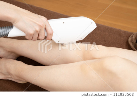 一個女人從腿上除毛的手 111923508