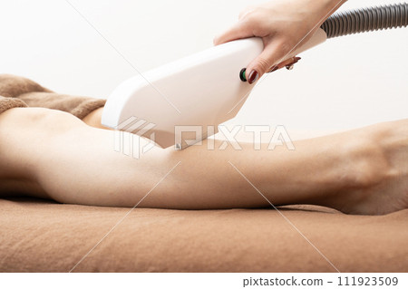 一個女人從腿上除毛的手 一個女人從腿上除毛的手 111923509