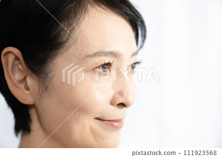 Profile of a woman with eyelash extensions 111923568