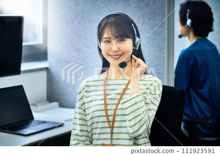 在辦公室工作的便衣女接線員 在辦公室工作的便衣女接線員 111923591