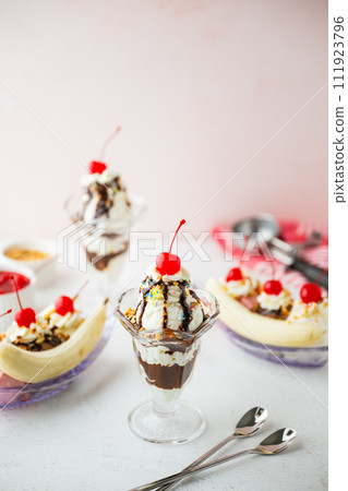 ice cream sundae and banana split 111923796
