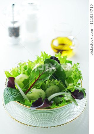 refreshing green salad 111924719