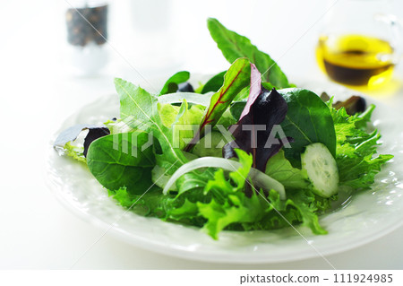 refreshing green salad 111924985