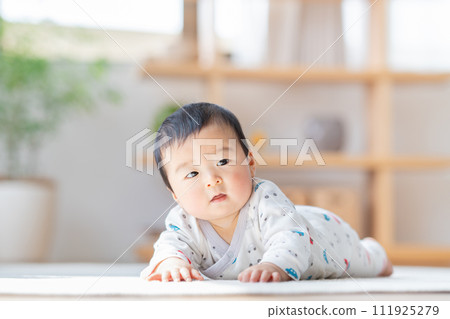 男嬰爬行。 111925279