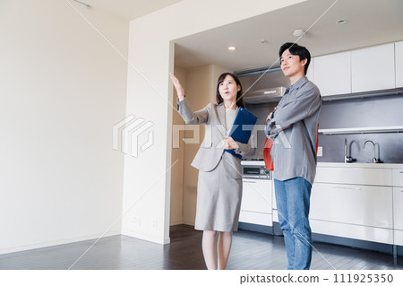 一名年輕人正在檢查出租屋 111925350