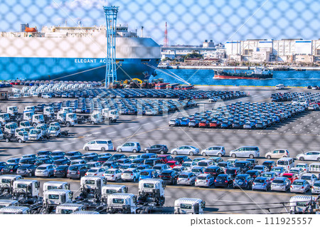 日本橫濱市容 日本經濟的魔咒...大黑碼頭排隊的汽車...後面的汽車運輸船“ELEGANT ACE” 日本橫濱市容 日本經濟的魔咒...大黑碼頭排隊的汽車...後面的汽車運輸船“ELEGANT ACE” 111925557