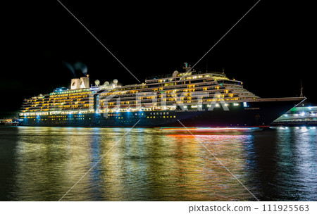 Luxury cruise ship calling at Yokohama's main pier 111925563
