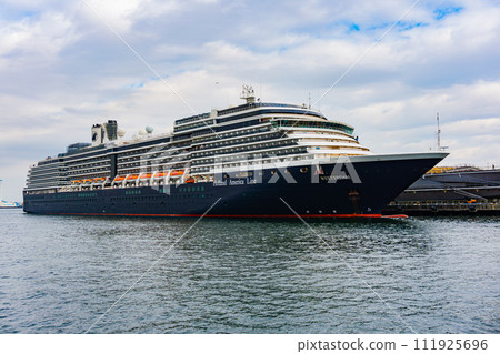 Luxury cruise ship calling at Yokohama's main pier 111925696