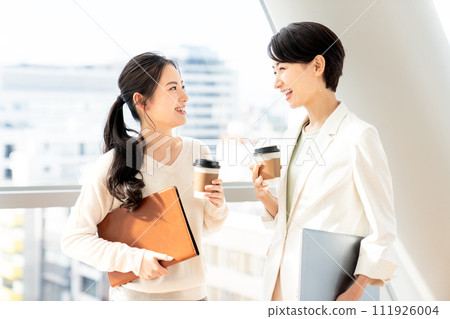 女企業家喝咖啡聊天 111926004