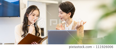 女商人教學工作在辦公室 111926006