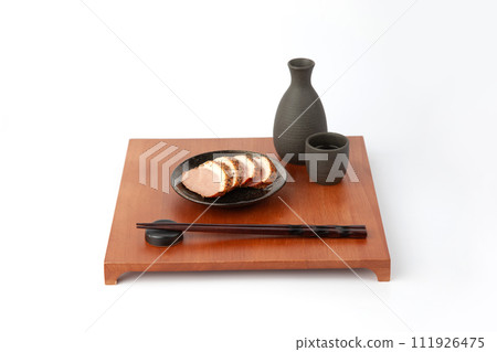 日本清酒和肉類菜餚設置白色背景 111926475