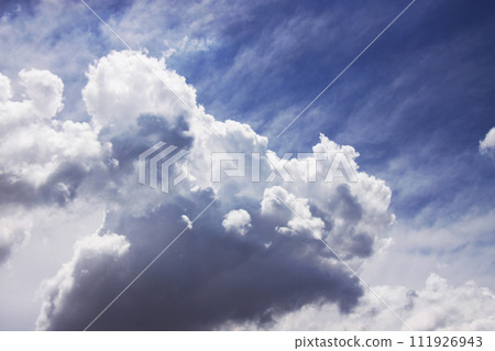 夏天的雲朵和藍天在巴西聖保羅 111926943