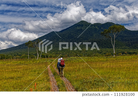 初秋時節，草葉變紅，從尾瀨原眺望螢石岳 111928100