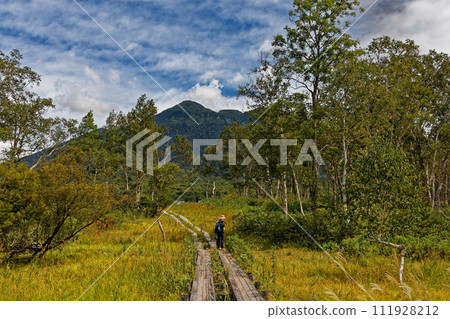 Mt. Hiushigatake seen from Ozegahara in early autumn when the grass leaves turn red Mt. Hiushigatake seen from Ozegahara in early autumn when the grass leaves turn red 111928212