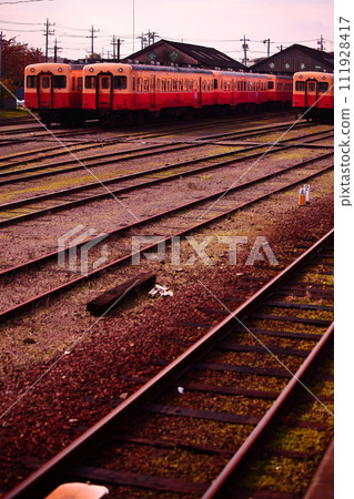 當地火車站的復古火車車廂在夕陽下閃閃發光 當地火車站的復古火車車廂在夕陽下閃閃發光 111928417