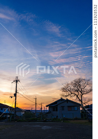 雨後奈良市中心公園的日落。天空中放射狀的雲彩高高蔓延，公園已接近黃昏。 111928532