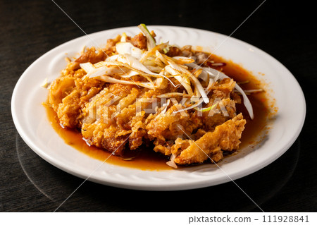 炸雞配上充足的醬汁 炸雞配上充足的醬汁 111928841