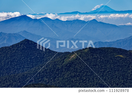 初秋從尾瀨的胡志岳看到的赤城山和富士山 111928978