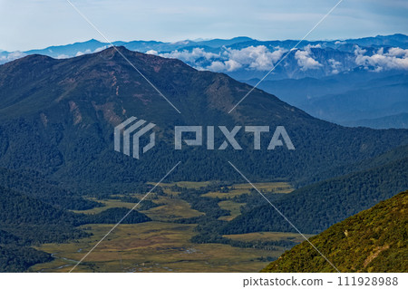 從富士山遠眺紅葉的尾瀨原、志佛山、志賀山脈、北阿爾卑斯山。 從富士山遠眺紅葉的尾瀨原、志佛山、志賀山脈、北阿爾卑斯山。 111928988