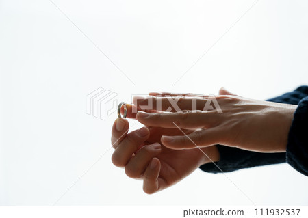 手拿戒指照片 111932537