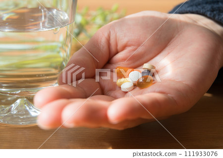 女性的手與補品 111933076