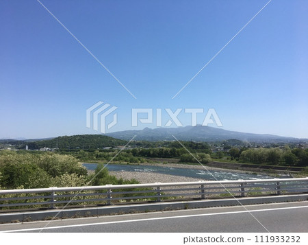 Mt. Akagi seen from Shinsaka Higashi Bridge over the Tone River near Maebashi, Gunma Prefecture 111933232