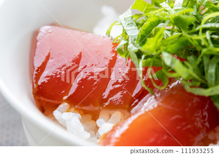 鮪魚醃飯碗的特寫。 鮪魚醃飯碗的特寫。 111933255