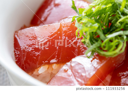 鮪魚醃飯碗的特寫。 鮪魚醃飯碗的特寫。 111933256
