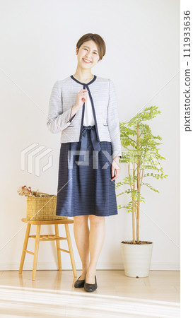 穿著儀式服的女性全身（時尚協調） 111933636