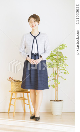 穿著儀式服的女性全身（時尚協調） 111933638