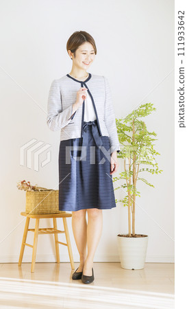 穿著儀式服的女性全身(時尚協調) 穿著儀式服的女性全身(時尚協調) 111933642