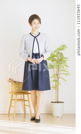穿著儀式服的女性全身(時尚協調) 穿著儀式服的女性全身(時尚協調) 111933643