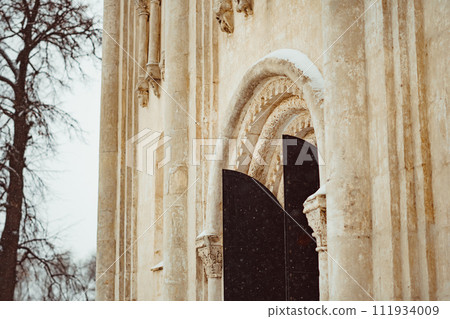 Satar arch stone in the old building 111934009