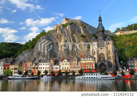 迪南，西歐比利時那慕爾瓦隆地區的城市，享有巴黎聖母院教堂和城堡要塞的景色 111934132