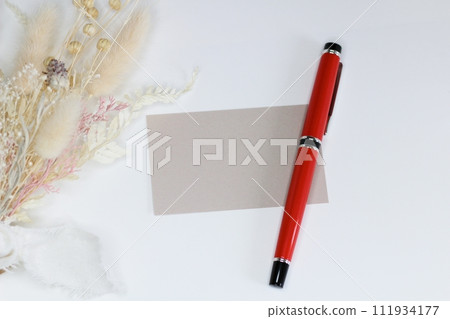 Memo paper, red pen and dried flowers - natural image 111934177