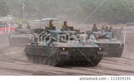 陸上自衛隊89式裝甲戰車參加閱兵 111934191