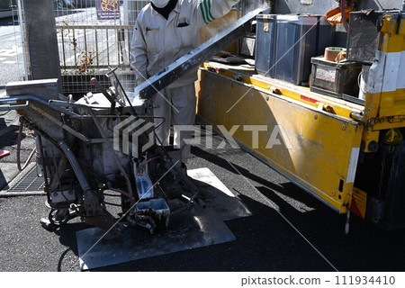 道路標記工作/道路劃定工作以確保交通安全 道路標記工作/道路劃定工作以確保交通安全 111934410