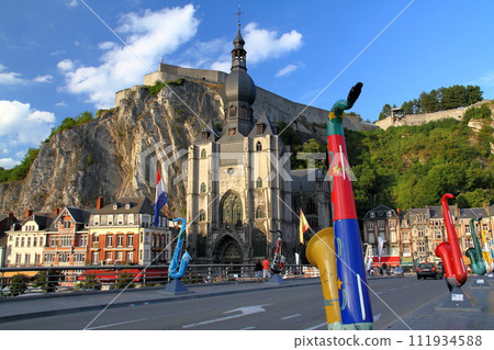 迪南，西歐比利時城市，從薩克斯風兩旁的戴高樂橋到巴黎聖母院和城堡 111934588