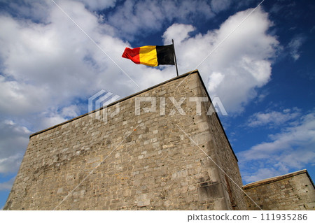 西歐比利時那慕爾省迪南市、懸崖上城堡的城牆和飄揚的比利時國旗 111935286