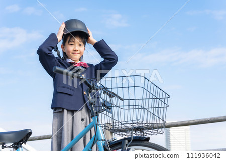 戴著自行車頭盔的女孩 111936042