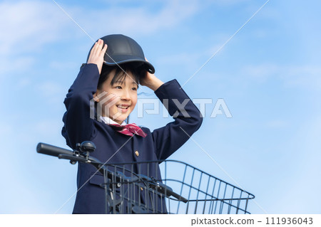戴著自行車頭盔的女孩 111936043