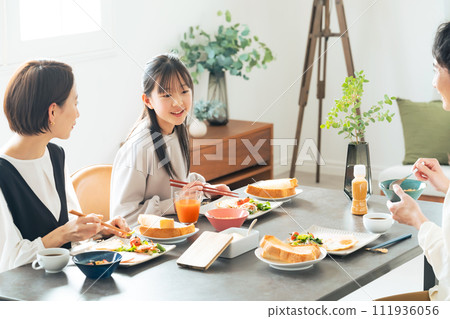 家長和孩子圍坐在餐桌旁 111936056