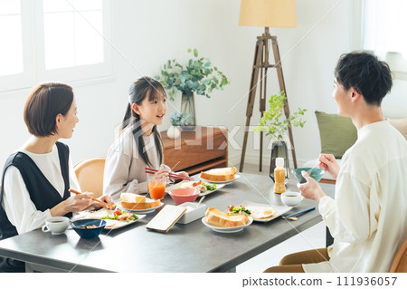 Parent and child around the dining table 111936057