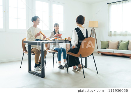 Parent and child smiling around the table 111936066