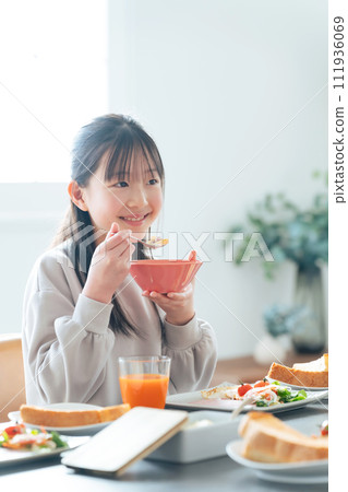 girl eating cereal 111936069