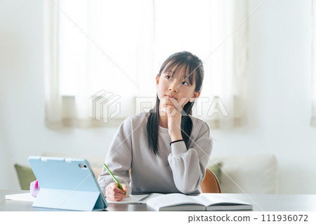 學習時思考的女孩 111936072