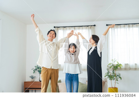 一家人在室內放鬆 111936084